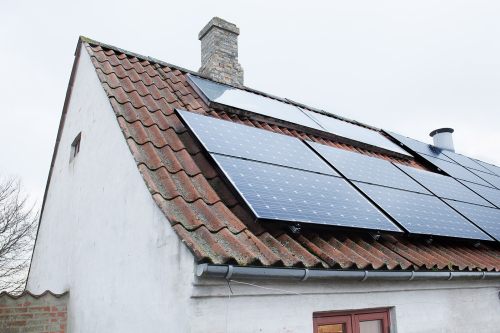 Solcellerne på taget vender mod sydvest, så de kan fange mest muligt sol i løbet af døgnet. 