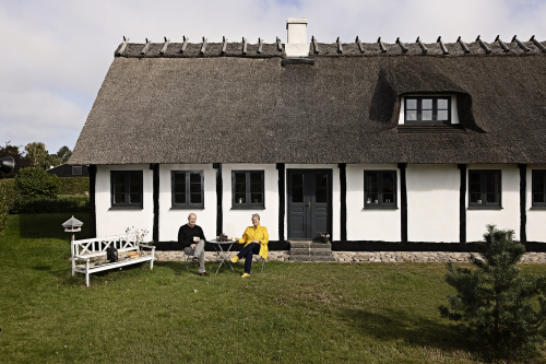 Merete og Erik Pedersen foran bindingsværkshus i Rørvig