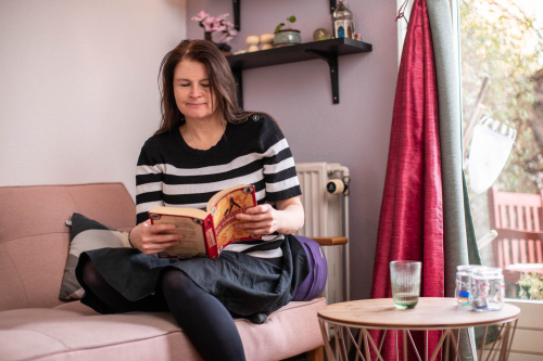 Clizia Lund læser en bog