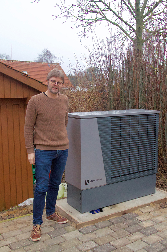 Varmepumpen er placeret langt fra huset, så den kun sjældent bemærkes af Carsten og hans familie.  
