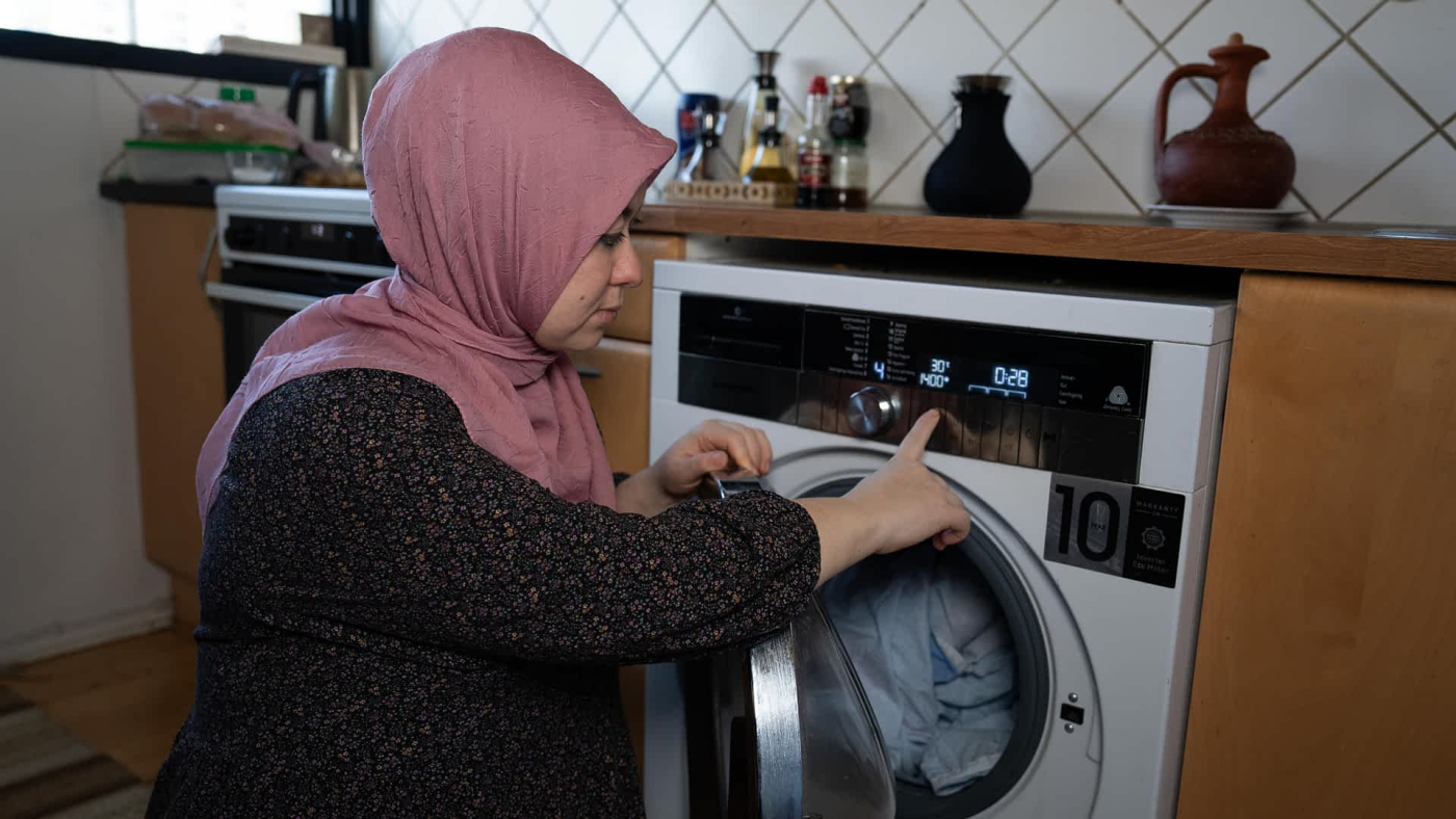 Sevil i gang med at sætte vasketøj over