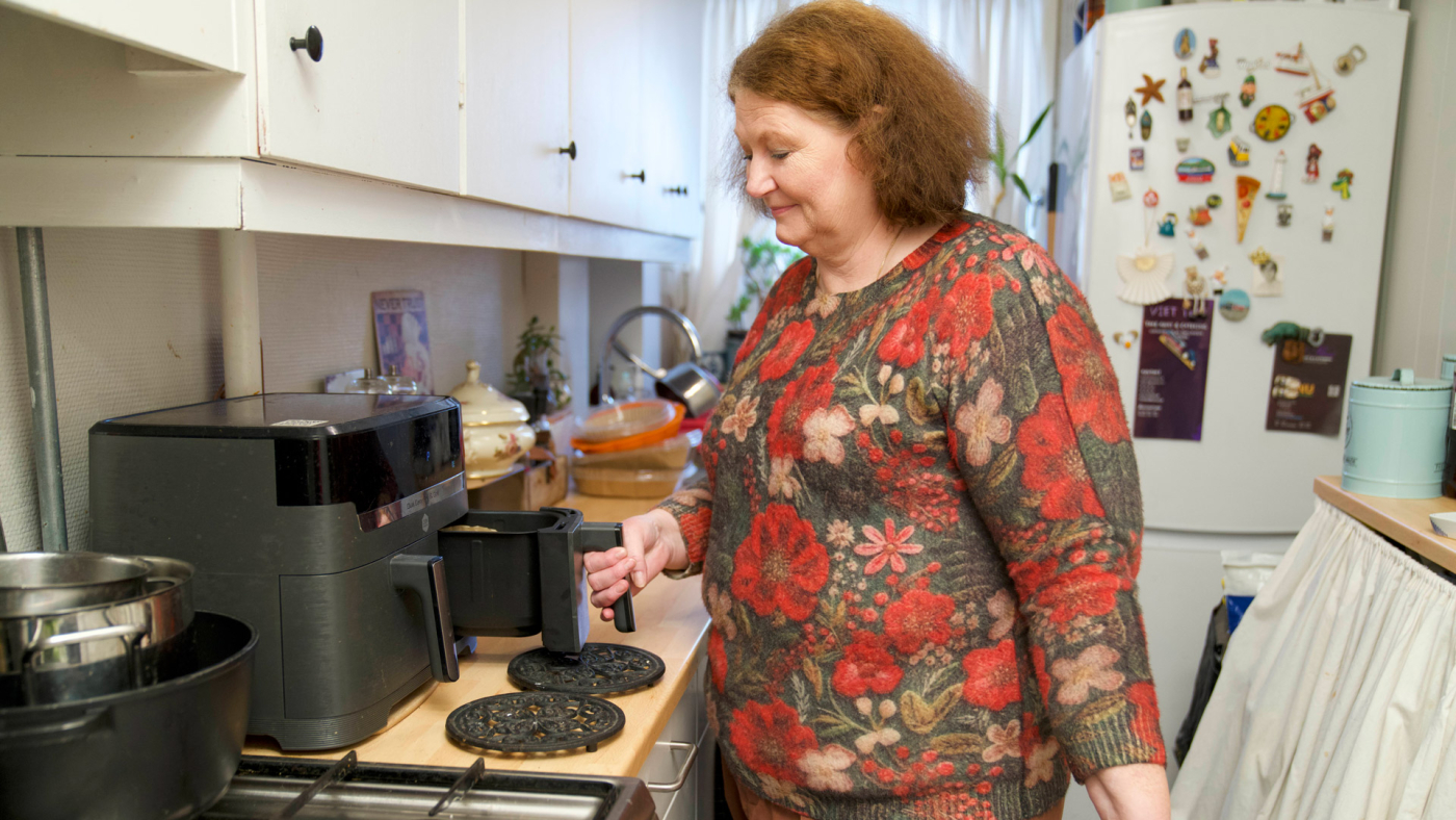 Hanne laver mad i en Airfryer